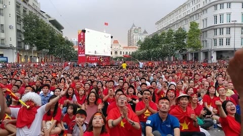 Người hâm mộ TP.HCM ‘tiếp lửa’ cho ĐT Việt Nam